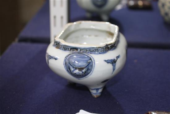 A Chinese blue and white tripod censer, Wanli-style, L.13cm